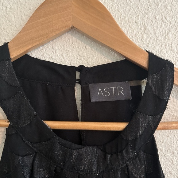 ASTR Metallic Scallop Design Tank Top - Picture 6 of 7
